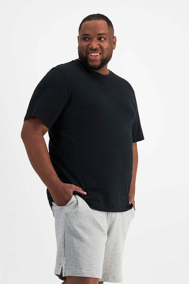Jonathan (He/Him) wears size XL and is 183cm tall with 124cm chest and 107cm waist