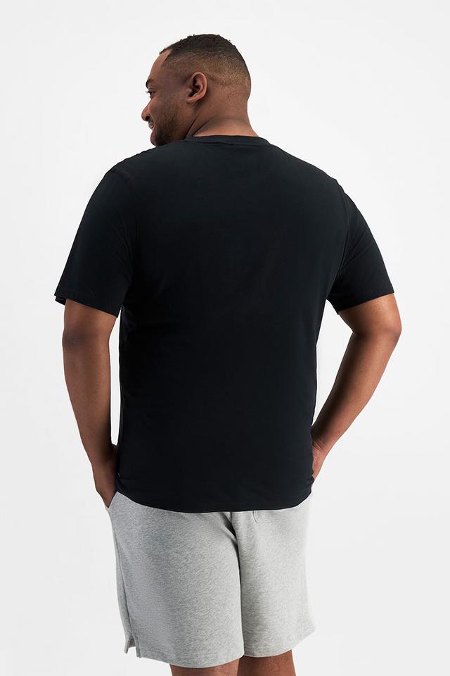 Jonathan (He/Him) wears size XL and is 183cm tall with 124cm chest and 107cm waist