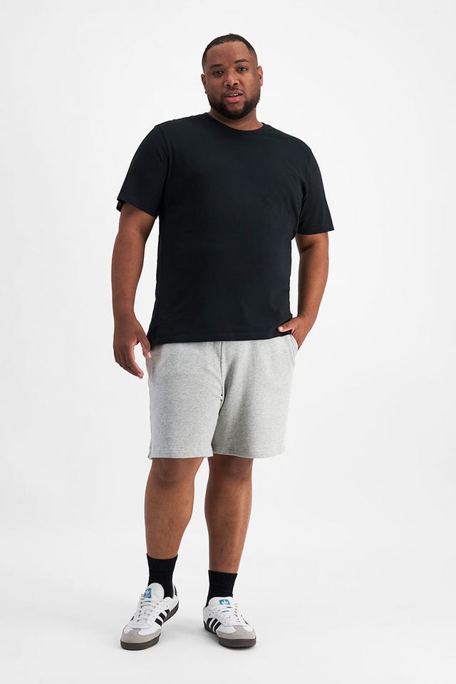 Jonathan (He/Him) wears size XL and is 183cm tall with 124cm chest and 107cm waist