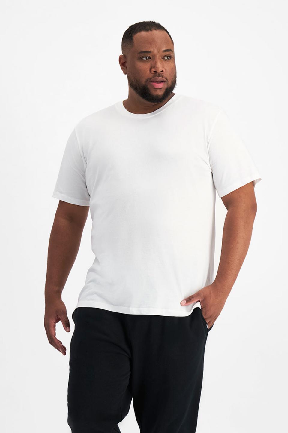Jonathan (He/Him) wears size XL and is 183cm tall with 124cm chest and 107cm waist