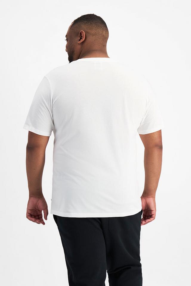 Jonathan (He/Him) wears size XL and is 183cm tall with 124cm chest and 107cm waist