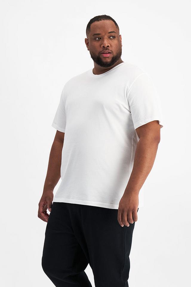Jonathan (He/Him) wears size XL and is 183cm tall with 124cm chest and 107cm waist