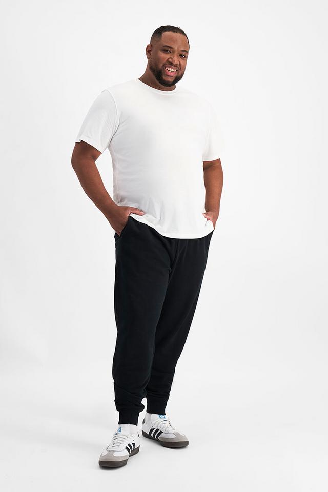 Jonathan (He/Him) wears size XL and is 183cm tall with 124cm chest and 107cm waist