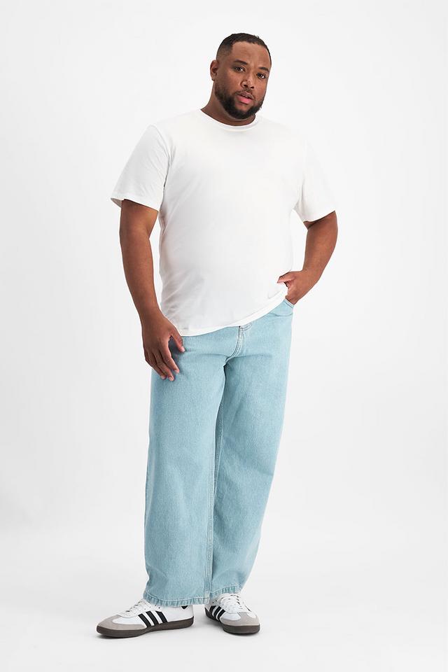 Jonathan (He/Him) wears size XL and is 183cm tall with 124cm chest and 107cm waist