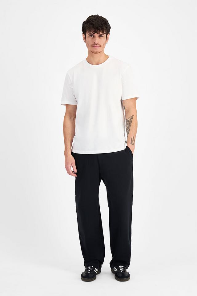 Luke (He/Him) wears size Medium and is 184cm tall