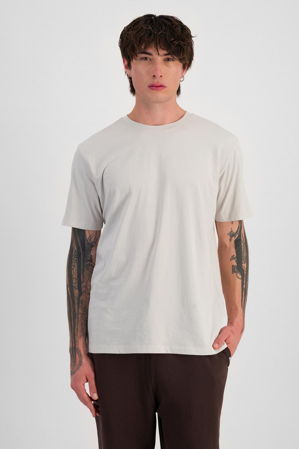 Jai (He/Him) wears size M and is 185cm tall with 92cm chest and 71cm waist
