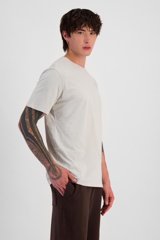 Jai (He/Him) wears size M and is 185cm tall with 92cm chest and 71cm waist