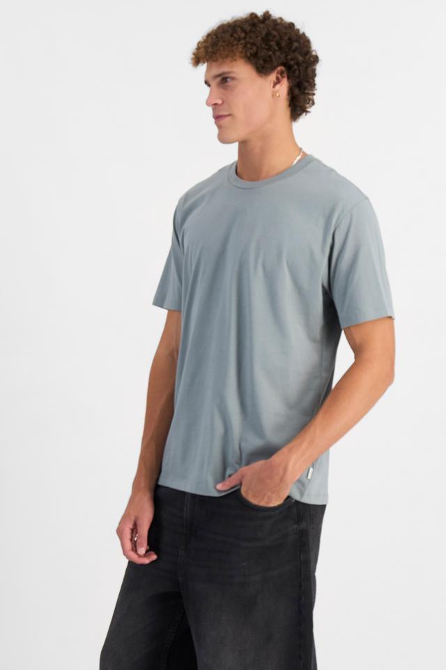 Kya (He/Him) wears size M and is 189cm tall with 99cm chest and 81cm waist
