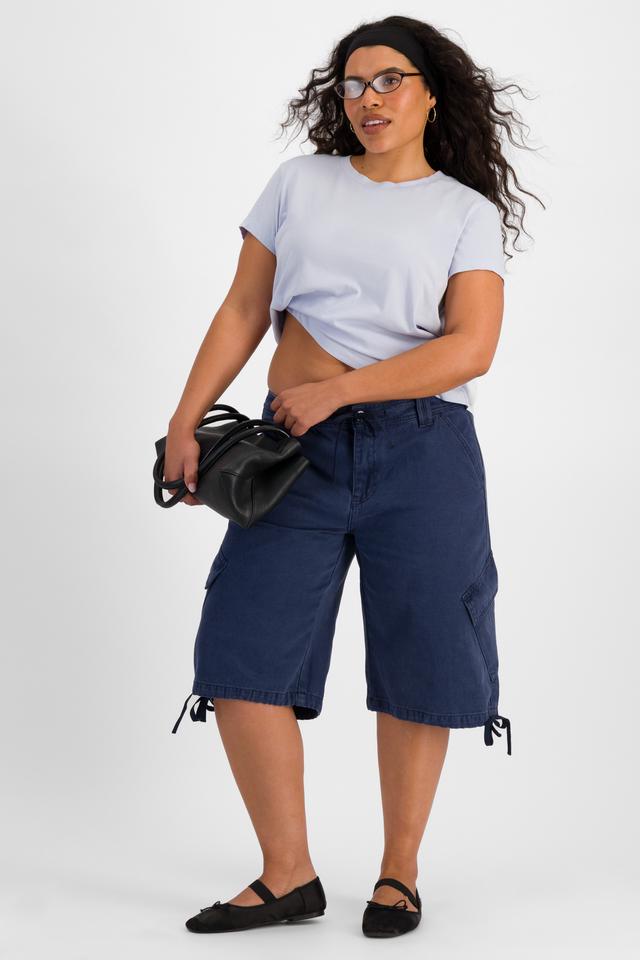 Laura (She/Her) wears size L and is 165cm tall with 94cm chest and 76cm waist