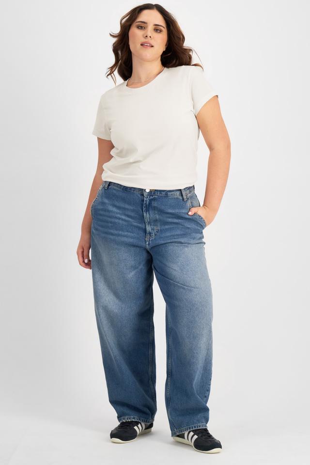Bella (She/Her) wears size L and is 173cm tall with 95cm chest and 77cm waist