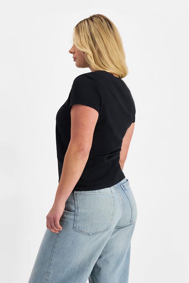 Zoe (She/Her) wears size Large and is 170cm tall with 98cm chest and 85cm waist