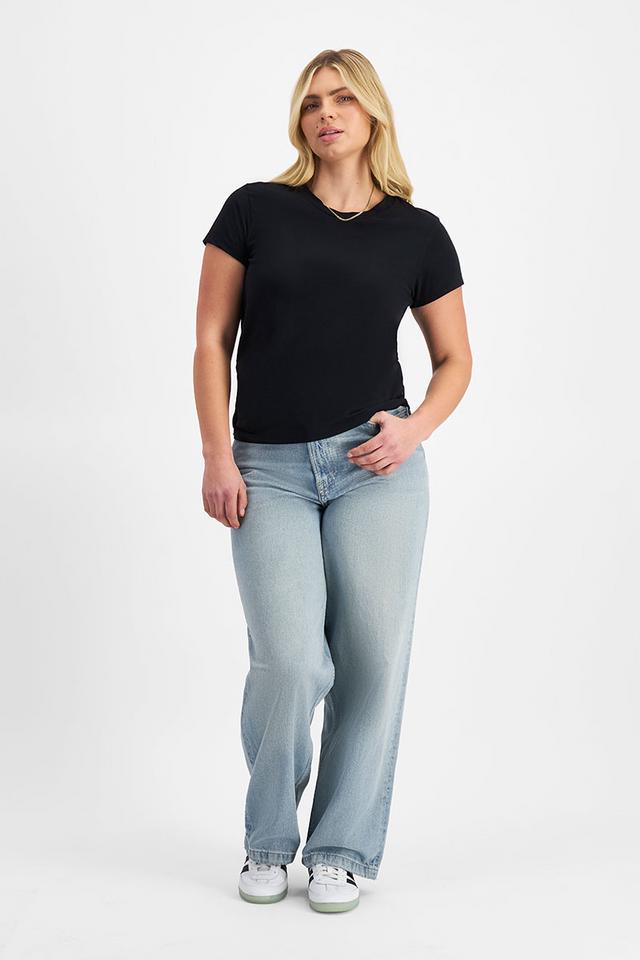 Zoe (She/Her) wears size Large and is 170cm tall with 98cm chest and 85cm waist