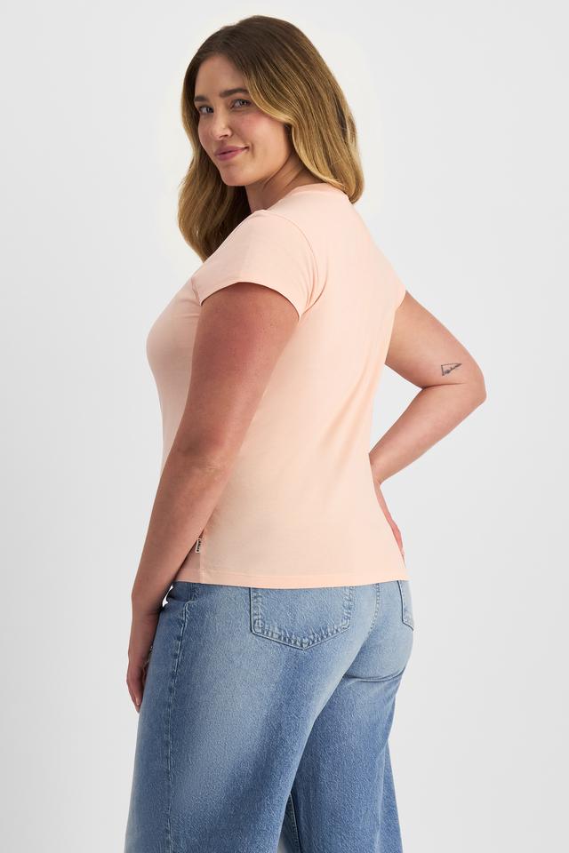 Chanel (She/Her) wears size L and is 176cm tall with 104cm chest and 89cm waist
