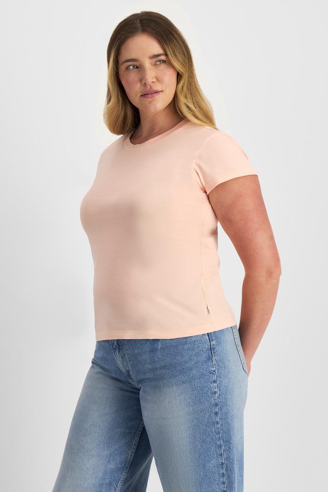Chanel (She/Her) wears size L and is 176cm tall with 104cm chest and 89cm waist