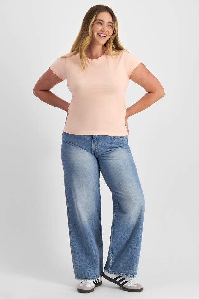 Chanel (She/Her) wears size L and is 176cm tall with 104cm chest and 89cm waist