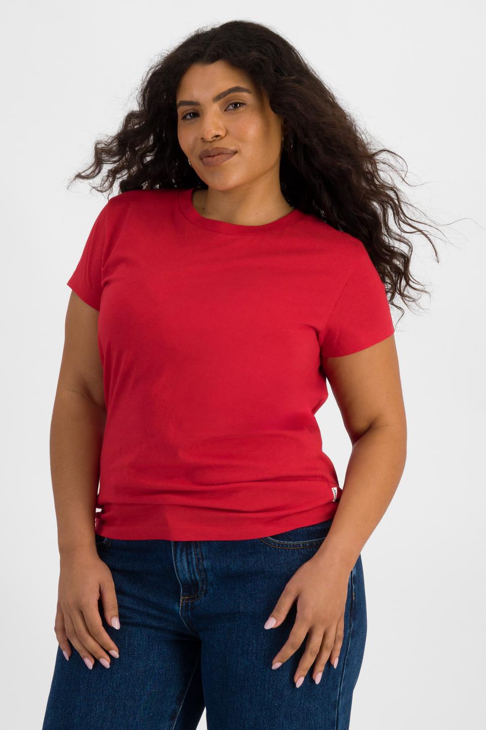 Laura (She/Her) wears size L and is 165cm tall with 94cm chest and 76cm waist