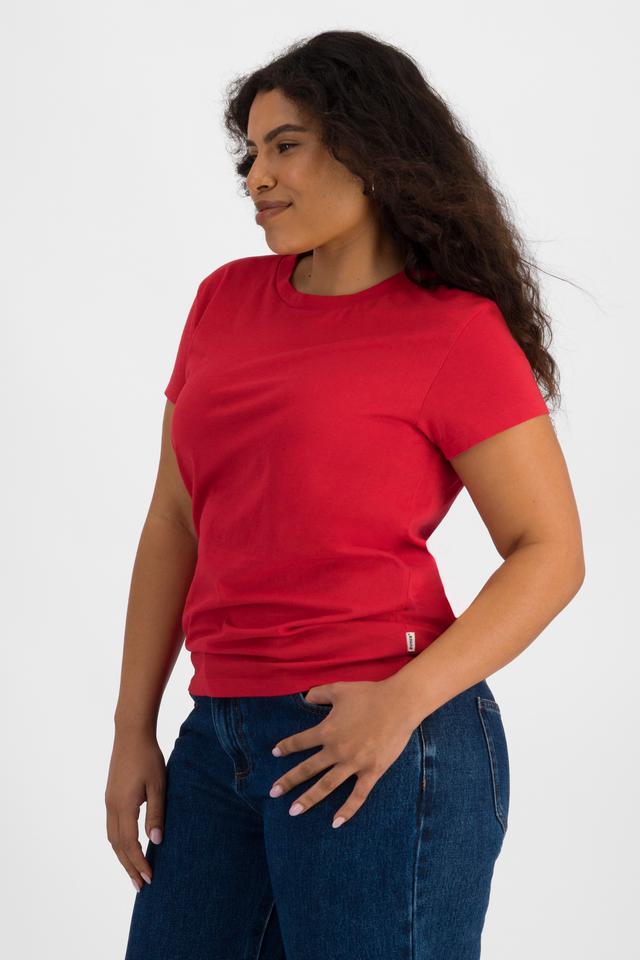 Laura (She/Her) wears size L and is 165cm tall with 94cm chest and 76cm waist