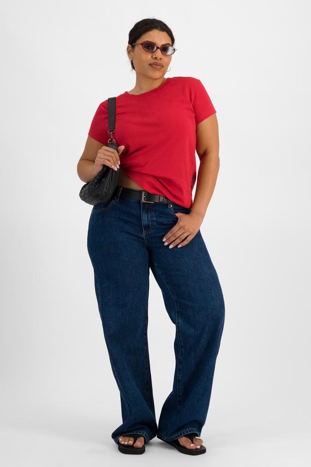 Laura (She/Her) wears size L and is 165cm tall with 94cm chest and 76cm waist