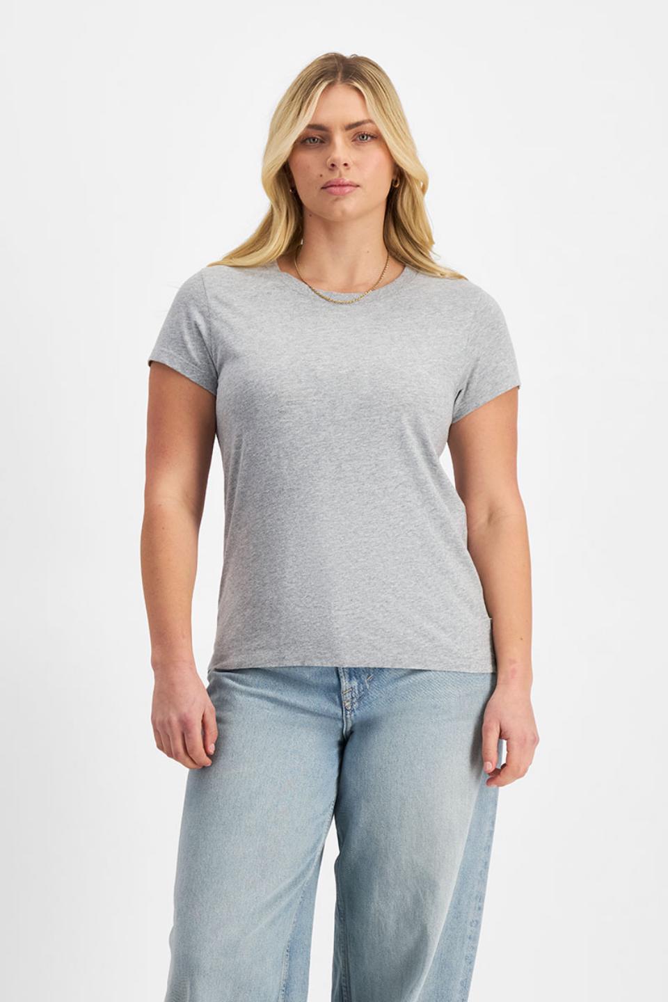 Zoe (She/Her) wears size Large and is 170cm tall with 98cm chest and 85cm waist