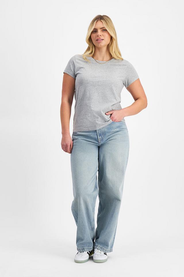 Zoe (She/Her) wears size Large and is 170cm tall with 98cm chest and 85cm waist