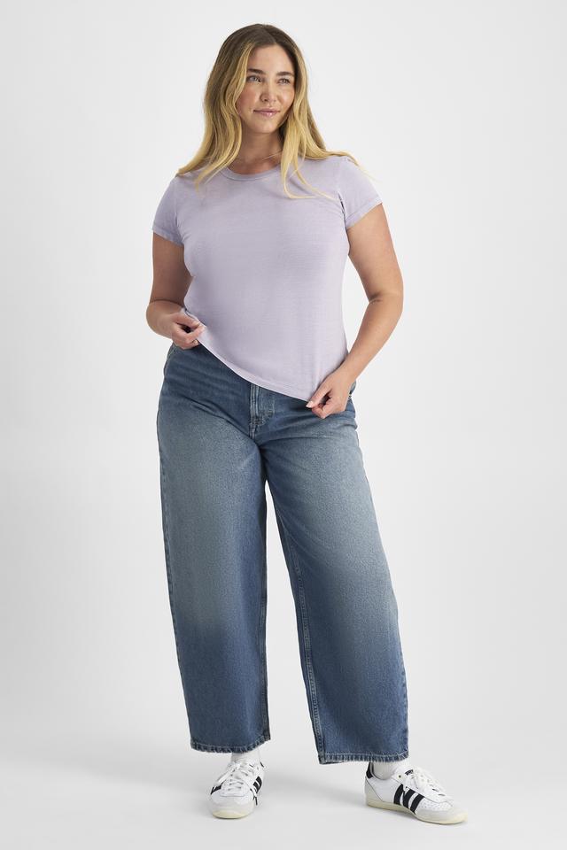 Chanel (She/Her) wears size L and is 176cm tall with 104cm chest and 89cm waist