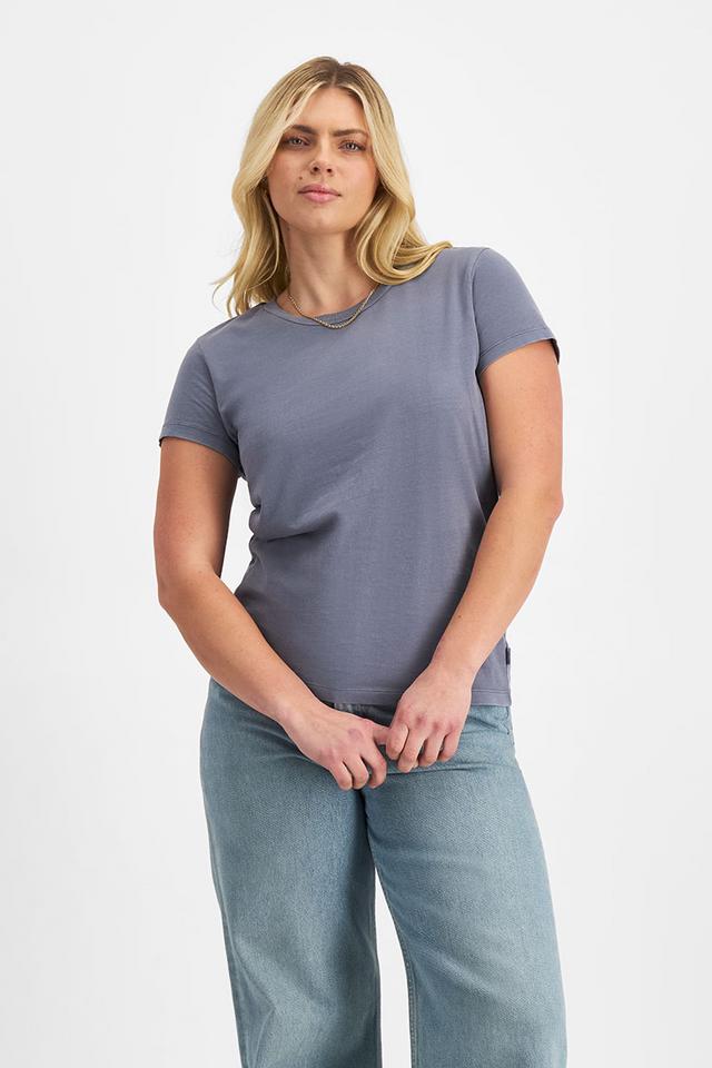 Zoe (She/Her) wears size Large and is 170cm tall with 98cm chest and 85cm waist