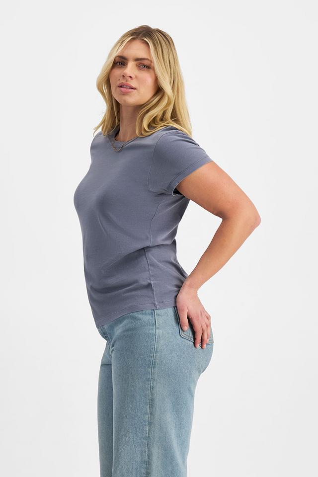 Zoe (She/Her) wears size Large and is 170cm tall with 98cm chest and 85cm waist
