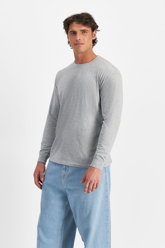 JOSH (He/Him) wears size M and is 185.48cm tall with 99cm chest and 81cm waist
