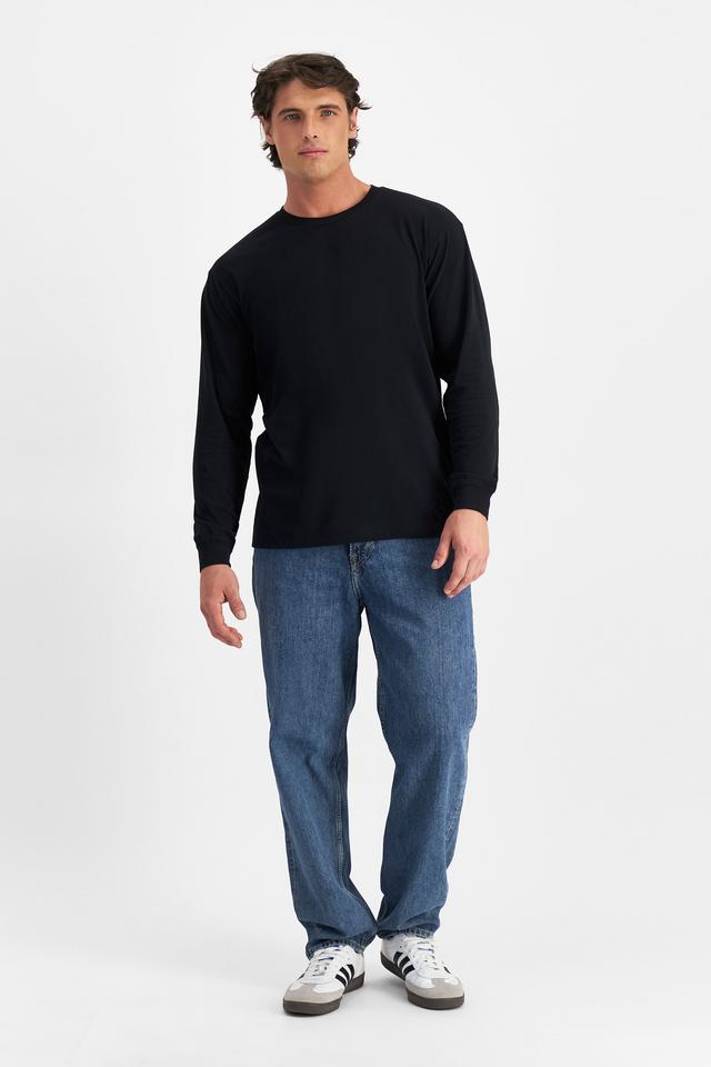 JOSH (He/Him) wears size M and is 185.48cm tall with 99cm chest and 81cm waist