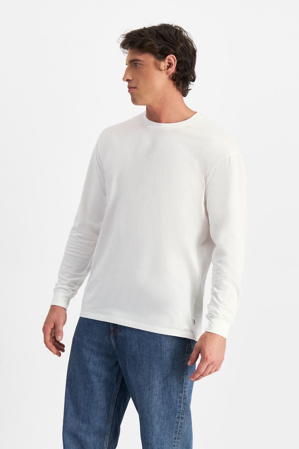 JOSH (He/Him) wears size M and is 185.48cm tall with 99cm chest and 81cm waist