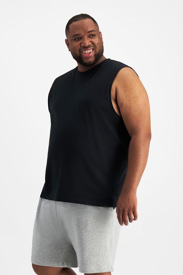 Jonathan (He/Him) wears size XL and is 183cm tall with 124cm chest and 107cm waist