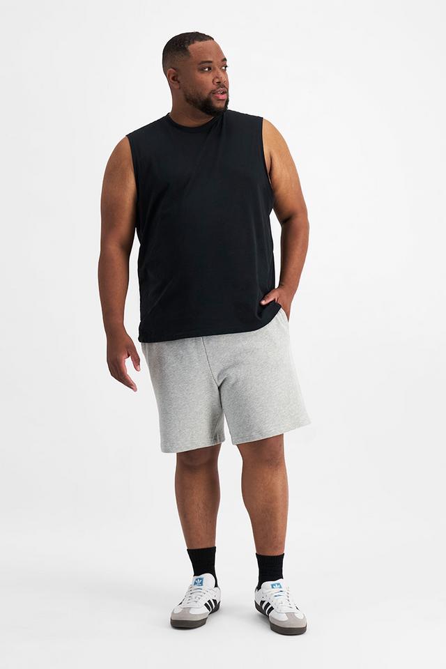 Jonathan (He/Him) wears size XL and is 183cm tall with 124cm chest and 107cm waist