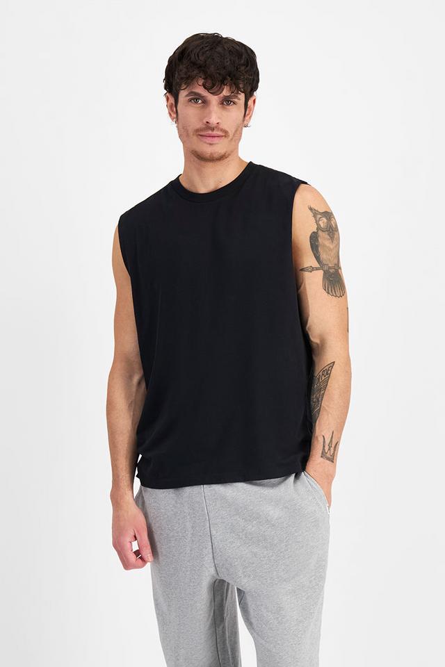 Luke (He/Him) wears size Medium and is 184cm tall