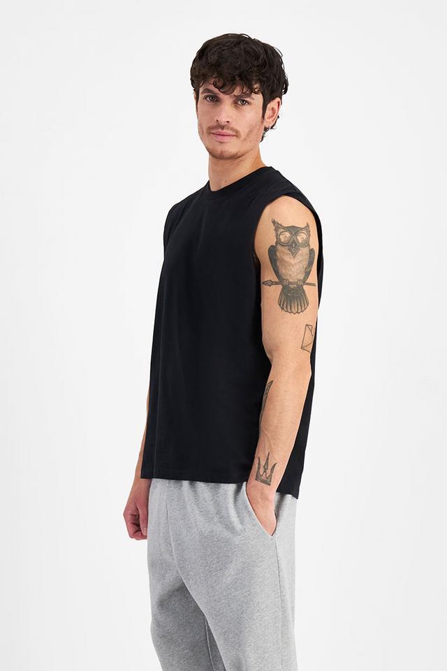 Luke (He/Him) wears size Medium and is 184cm tall