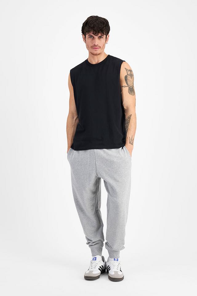 Luke (He/Him) wears size Medium and is 184cm tall