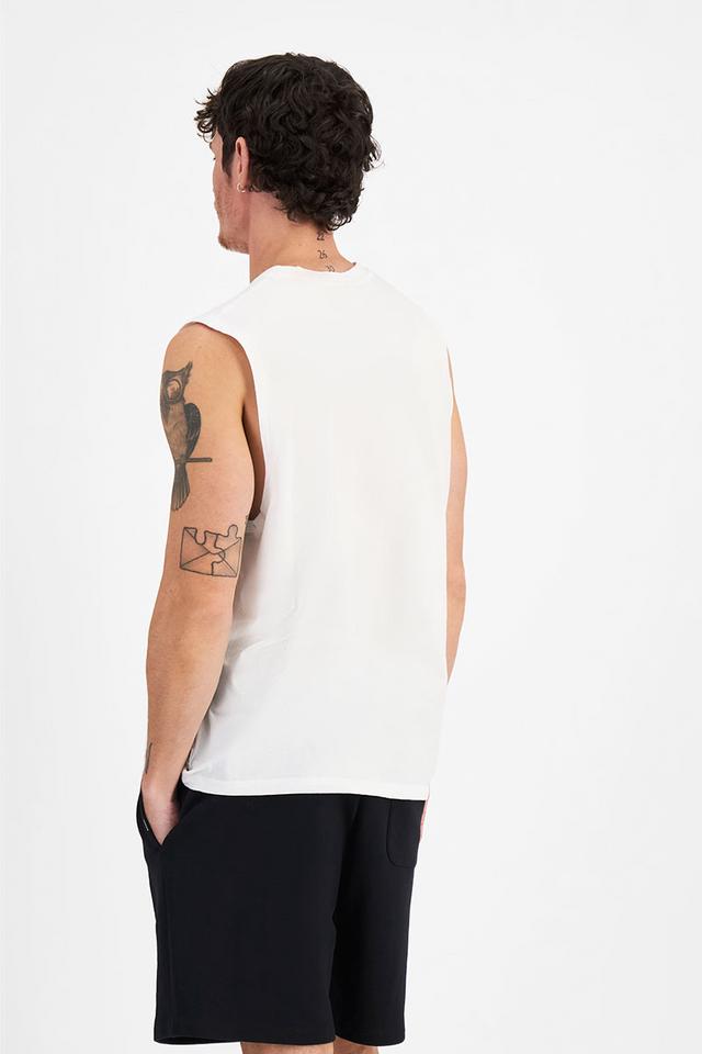 Luke (He/Him) wears size Medium and is 184cm tall