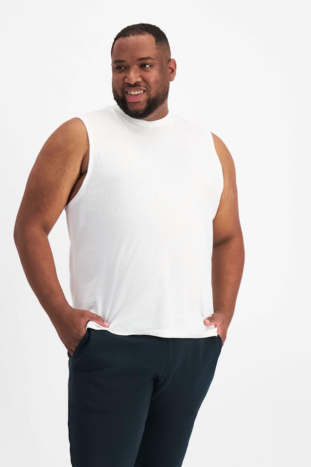 Jonathan (He/Him) wears size XL and is 183cm tall with 124cm chest and 107cm waist