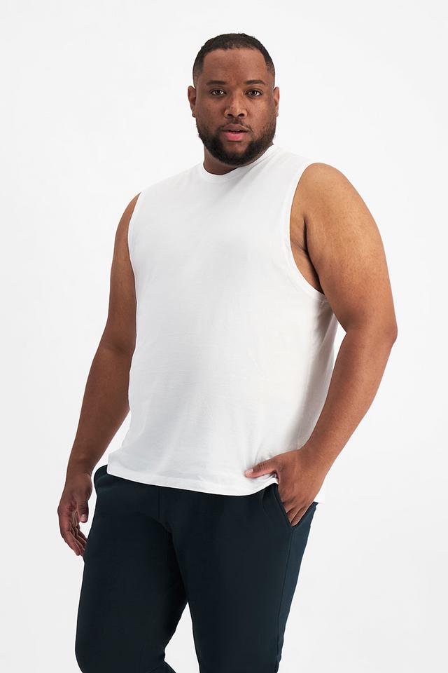 Jonathan (He/Him) wears size XL and is 183cm tall with 124cm chest and 107cm waist