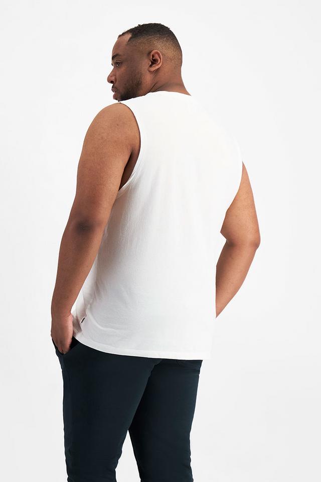 Jonathan (He/Him) wears size XL and is 183cm tall with 124cm chest and 107cm waist