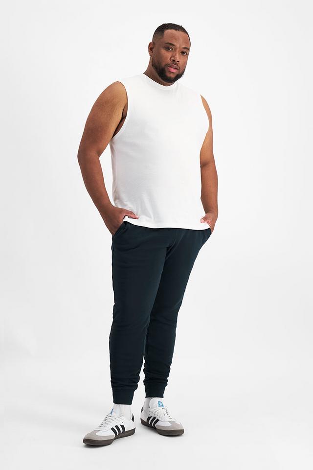 Jonathan (He/Him) wears size XL and is 183cm tall with 124cm chest and 107cm waist