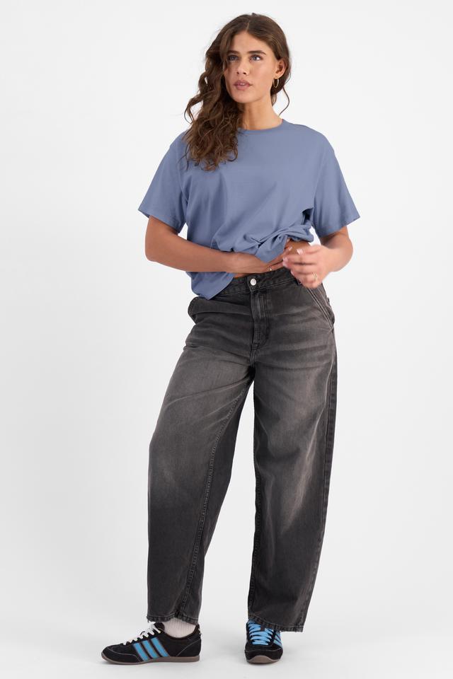Olivia (She/Her) wears size S and is 176cm tall