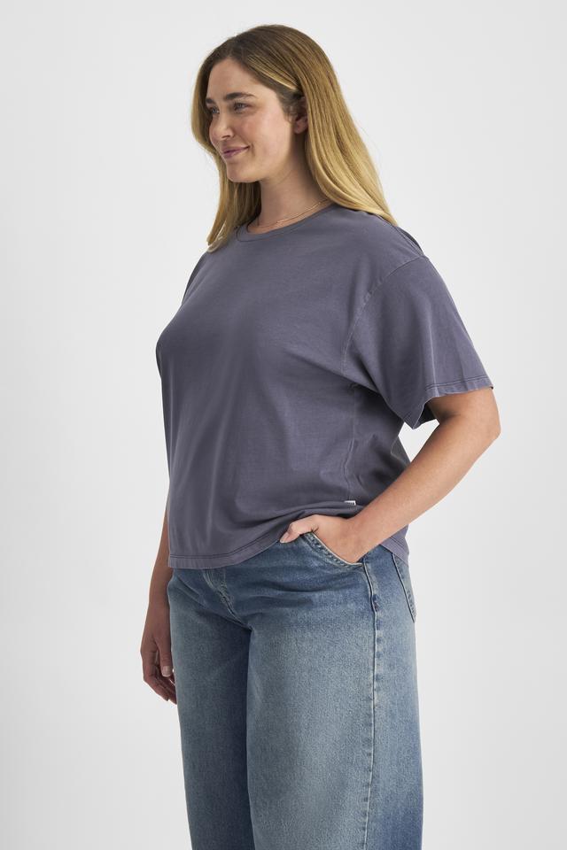 Chanel (She/Her) wears size L and is 176cm tall with 104cm chest and 89cm waist