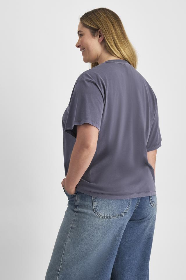 Chanel (She/Her) wears size L and is 176cm tall with 104cm chest and 89cm waist
