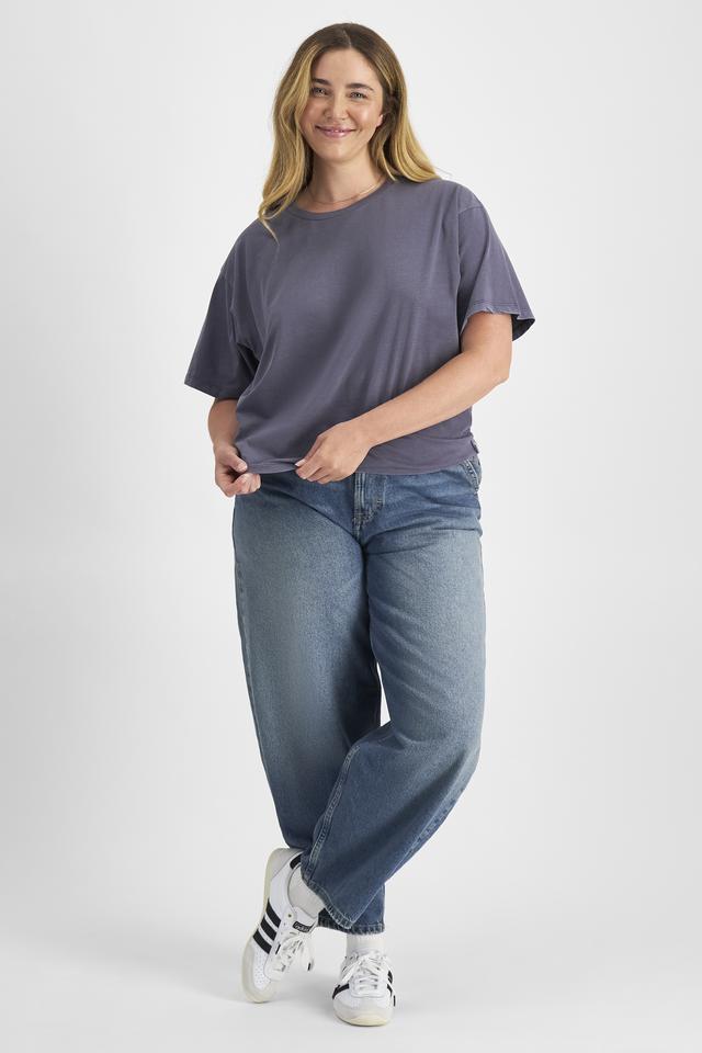 Chanel (She/Her) wears size L and is 176cm tall with 104cm chest and 89cm waist