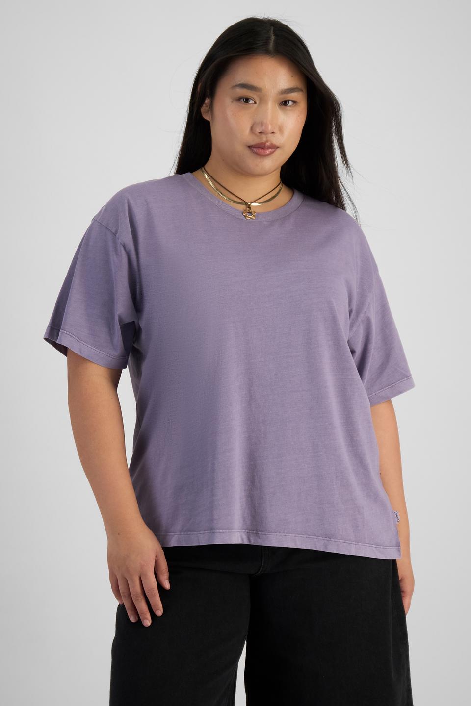 Chloe (She/Her) wears size L and is 165cm tall with 95cm chest and 78cm waist