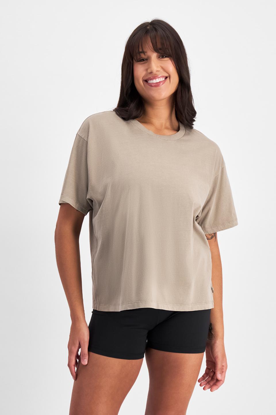 Leah (She/Her) wears size Large and is 185cm tall