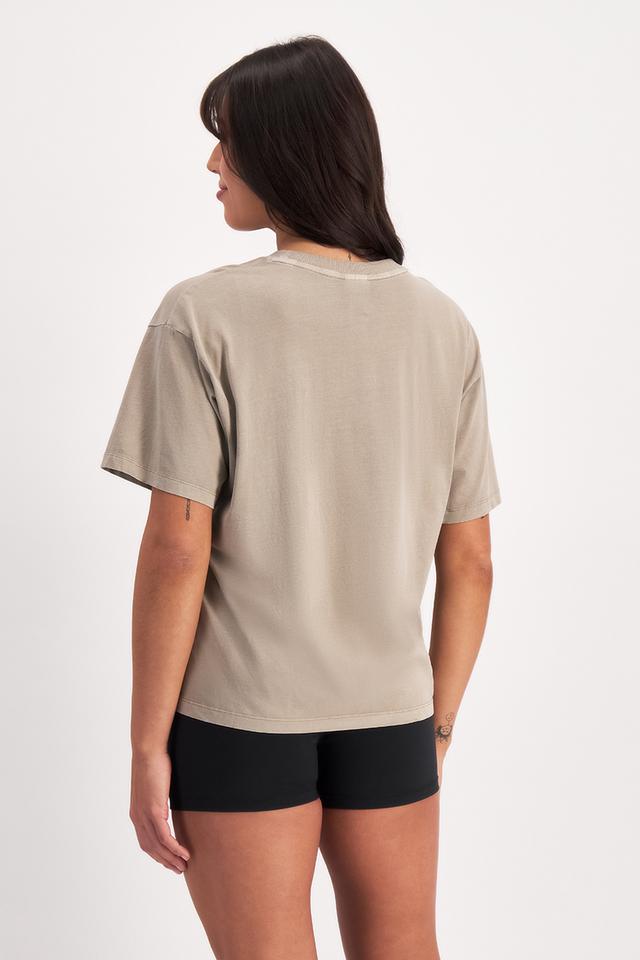 Leah (She/Her) wears size Large and is 185cm tall