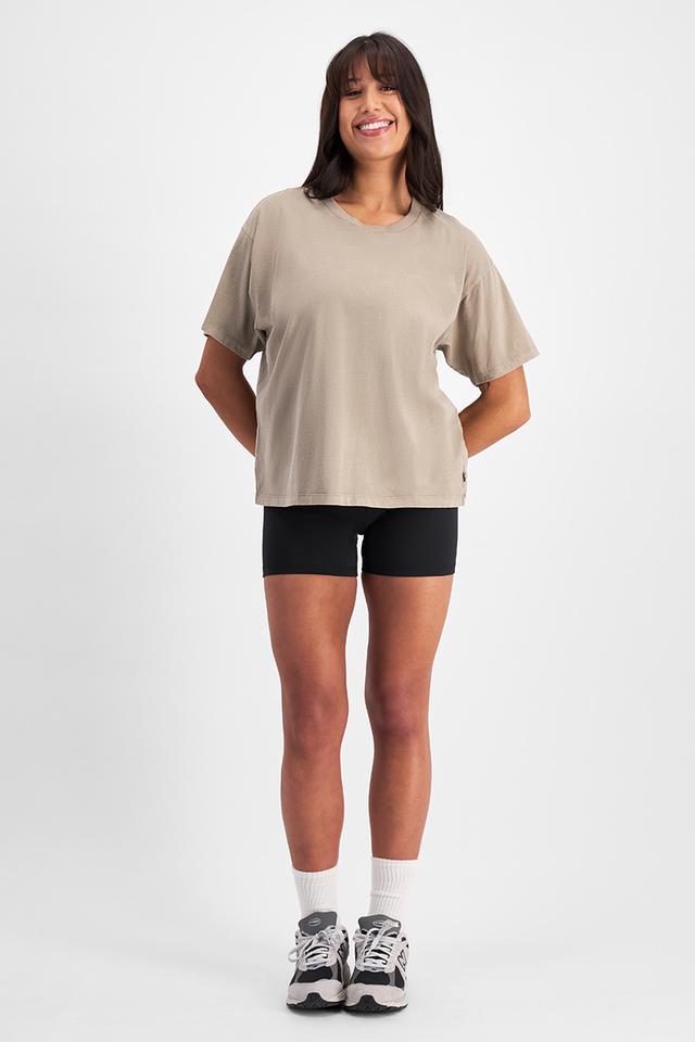 Leah (She/Her) wears size Large and is 185cm tall