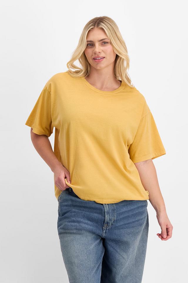 Zoe (She/Her) wears size L and is 170cm tall with 98cm chest and 85cm waist