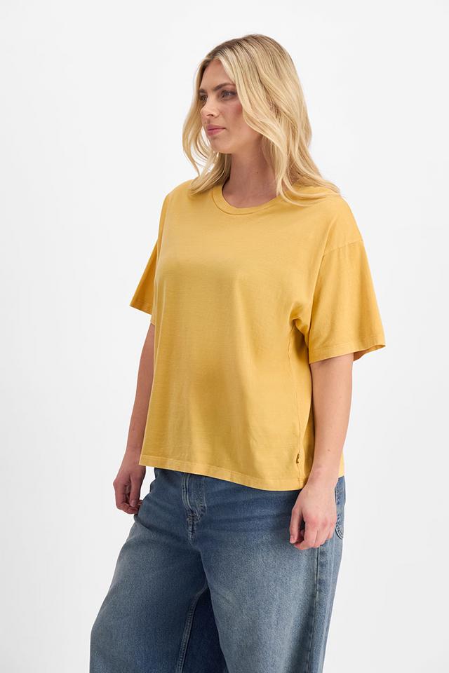 Zoe (She/Her) wears size L and is 170cm tall with 98cm chest and 85cm waist